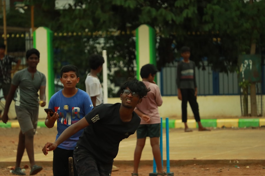 Photo Shy child doing sport with friends