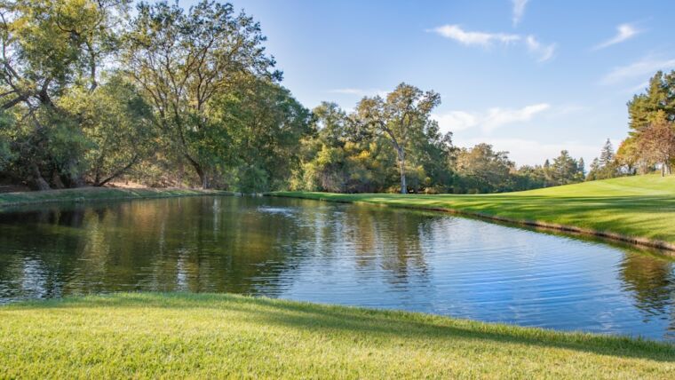 Pourquoi choisir un terrain extérieur plutôt qu’intérieur
